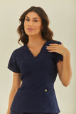 Scrub feminino Julia marinho - detalhe da blusa cirúrgica com decote V e manga curta