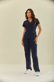 Scrub feminino Julia cor marinho - conjunto blusa e calça cirúrgica, corpo inteiro em pose lateral