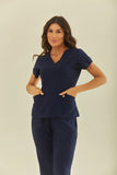 Scrub feminino Julia marinho - blusa cirúrgica com bolsos frontais, vista de frente