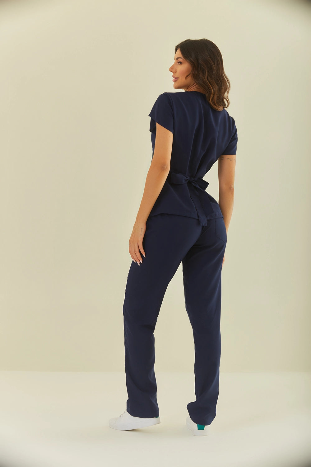 Scrub feminino Julia cor marinho - conjunto blusa e calça cirúrgica, vista de costas