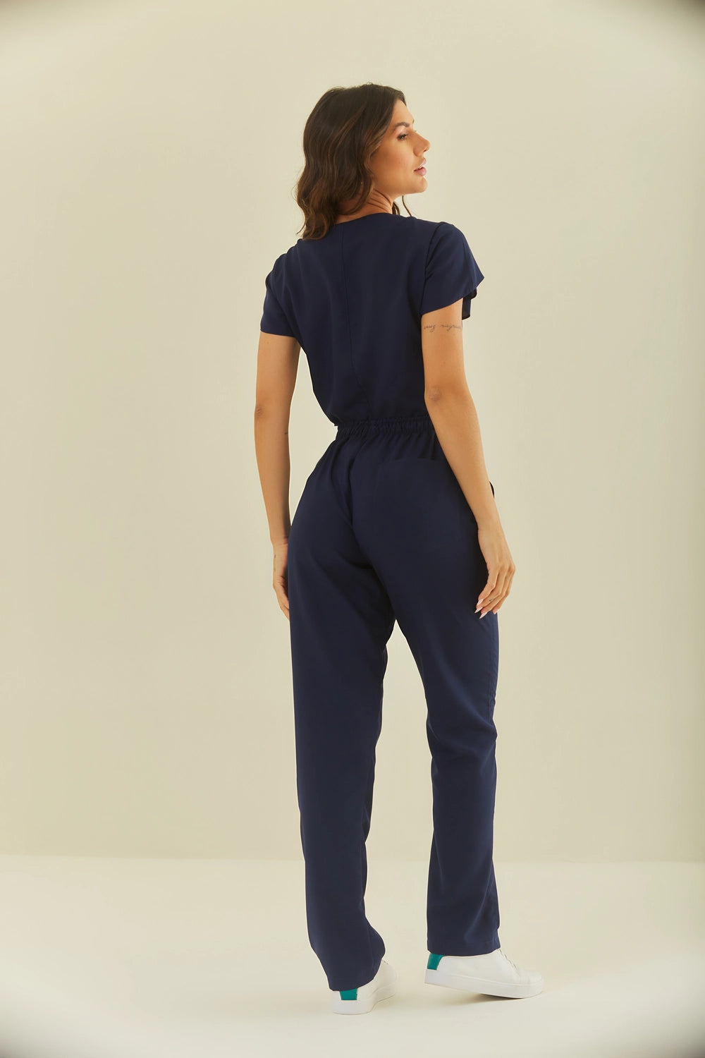 Scrub feminino Julia cor marinho - conjunto blusa e calça cirúrgica, vista de costas e lateral